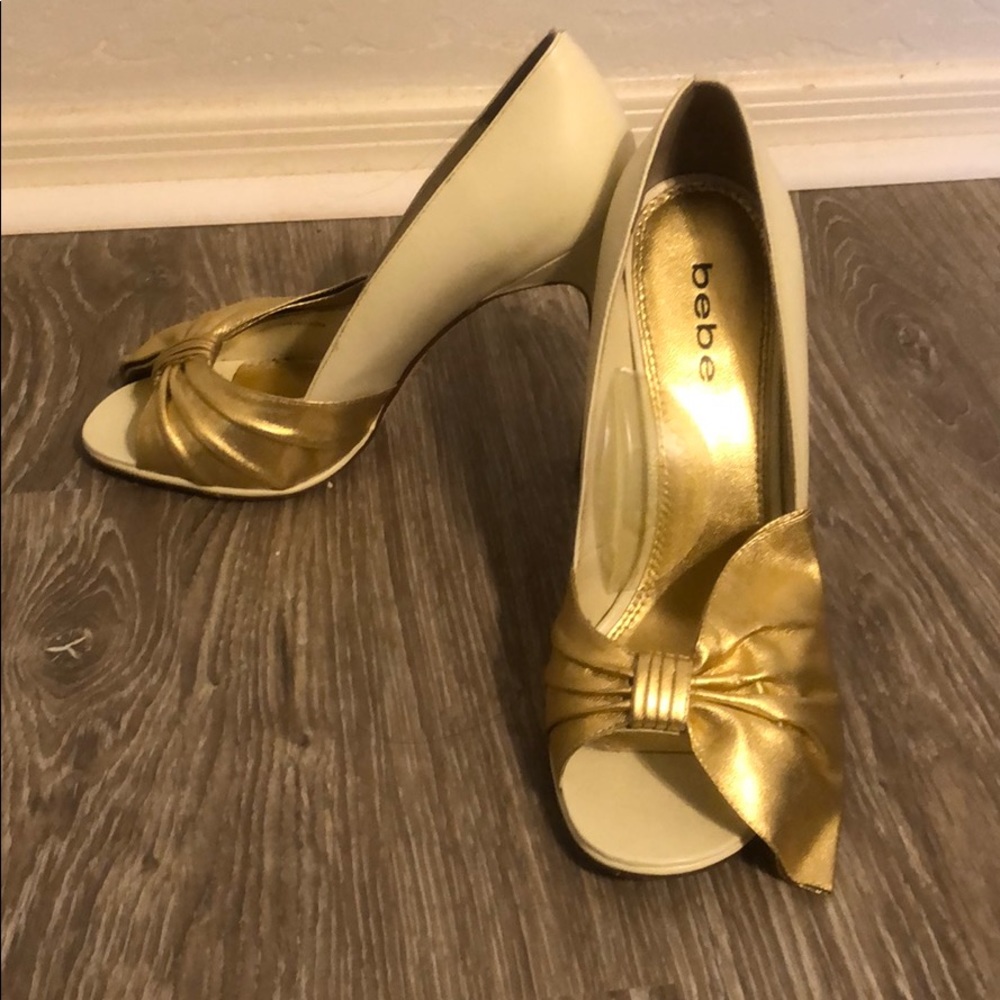 Bebe cream and gold bow accent heels - Picture 3 of 4